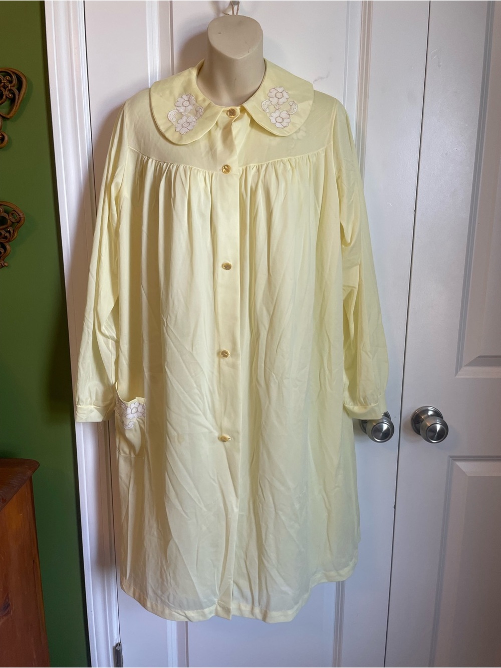 Vintage Buttercup Nancy King Nightgown & Robe Large Floral Embroidery